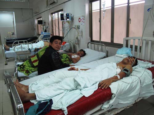 Các nạn nhân Nguyễn Quốc Tuyến, Trần Minh Thu và Nguyễn Văn Hậu đang cấp cứu tại Bệnh viện đa khoa Phú Yên
