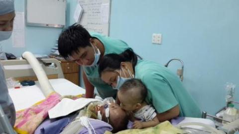 Hình ảnh này được bác sĩ Trương Quang Định, Phó Giám đốc Bệnh viện Nhi đồng 2 đưa lên trang cá nhân sau khi một trong 2 bé của cặp song sinh dính liền vừa qua đời 
