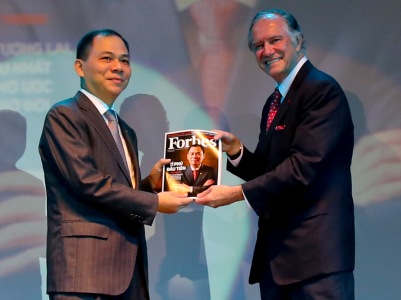 Tỷ phú Phạm Nhật Vượng trong lễ ra mắt tạp chí Forbes Việt Nam 2013 (tay trái)