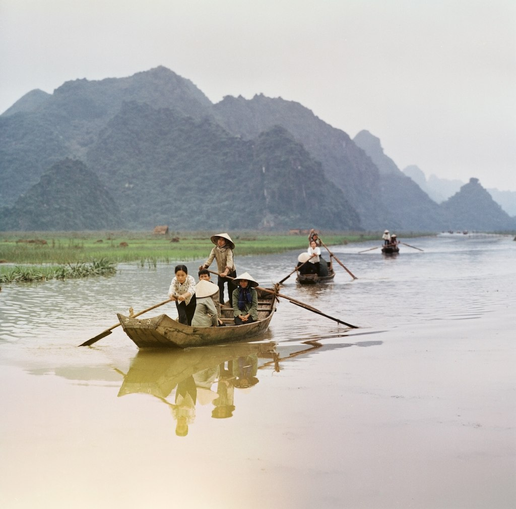 Người dân di chuyển bằng đò trên suối Yến, chùa Hương. Ảnh của nhiếp ảnh gia Thomas Billhardt