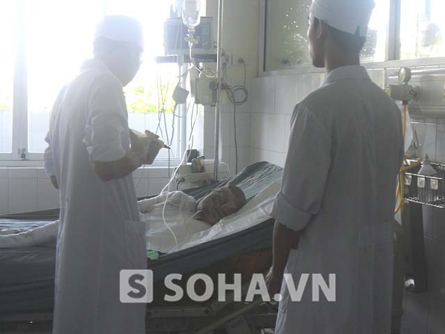 	Lê Thị Quỳnh Trang đang phải chịu đau đớn dày vò vì bị bỏng nặng nhất với chẩn đoán là bỏng axít 44% độ sâu.