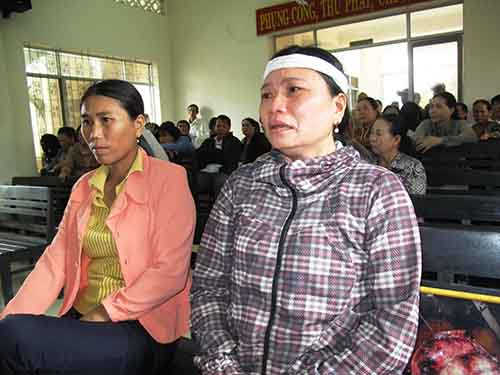 Bà Ngô Thị Tuyết (bên phải) bức xúc về mức án do VKSND TP Tuy Hòa đề nghị cho các bị cáo