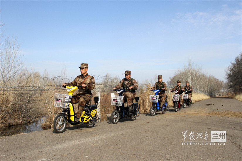 Hình ảnh các binh lính đi tuần tra bằng xe đạp điện ở Tân Cương đã không còn hiếm gặp. Để thực hiện nhiệm vụ tuần tra biên giới các binh lính đã được trang bị xe đạp điện để đi lại. Nhiều người đã gọi đây là đội quân xe đạp điện của Trung Quốc.