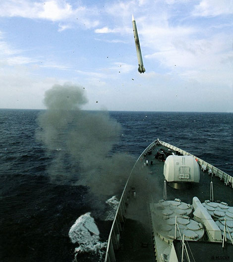 Type 052C phóng tên lửa đối không tầm xa HHQ-9.
