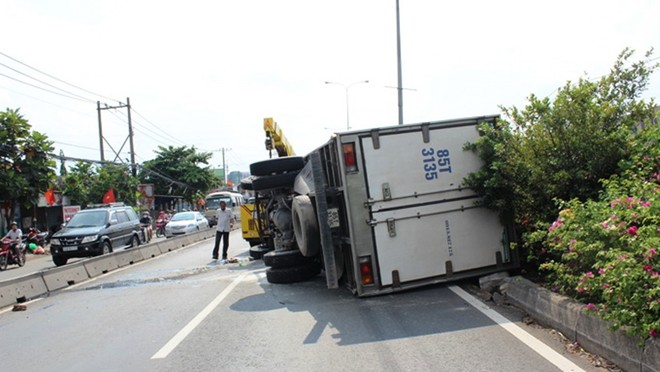 Hiện trường chiếc xe tải bị lật giữa đường.