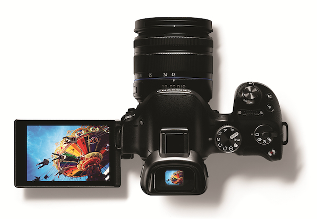  Samsung NX30: Mirrorless với sức mạnh là tốc độ và khả năng kết nối