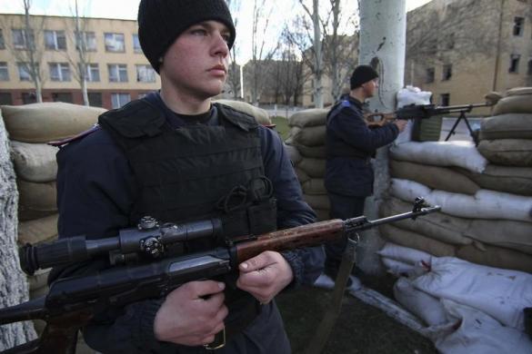 Các thành viên của Bộ Nội vụ đứng bảo vệ bên ngoại trụ sở Bộ Nội vụ Ukraine ở Donetsk.