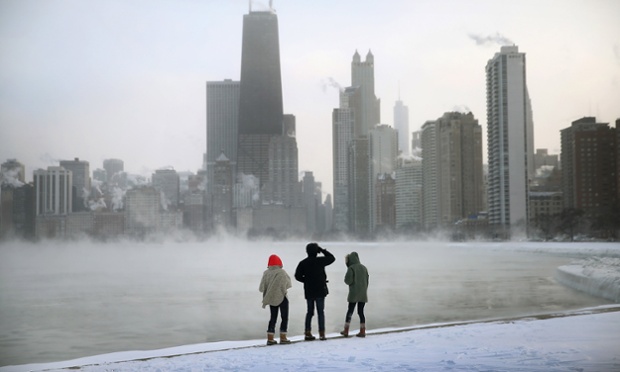Mọi người nhìn sương mù bốc lên từ mặt hồ Michigan khi nhiệt độ giảm xuống dưới 0 độ C ở Chicago, Illinois, Mỹ.