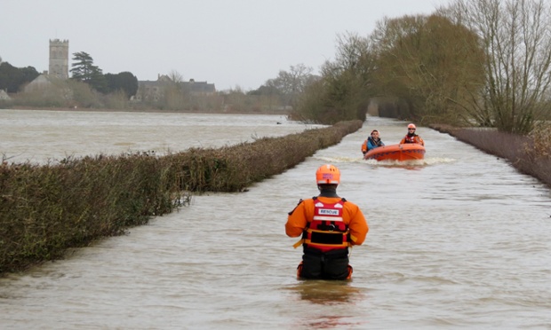 Các nhân viên cứu hộ làm nhiệm vụ tại khu vực bị ngập lụt ở Muchelney, Somerset, Anh.