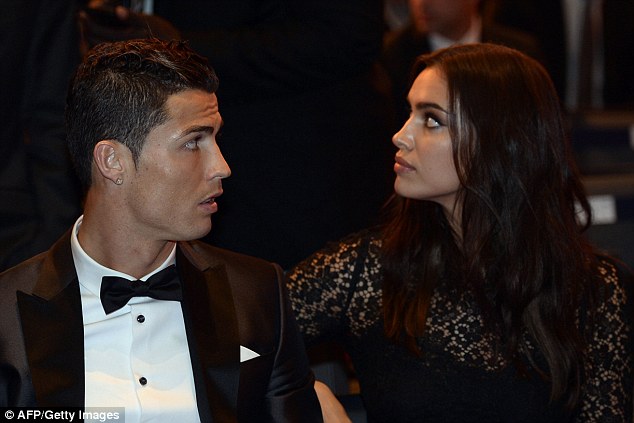 
	CR7 và Irina ngồi chờ trao giải