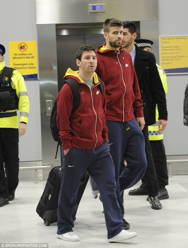Sự thận trọng đã thể hiện ở các ngôi sao Barca khi mới xuống sân bay