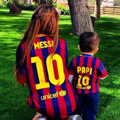 Bạn gái Antonella và con trai ủng hộ Messi trên Instagram