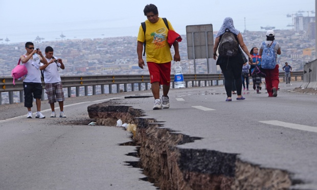 Mọi người đi dọc một đoạn đường bị nứt ở Iquique, sau trận động đất mạnh 8,2 độ richter xảy ra ở ngoài khơi bờ biển phía bắc Chile.