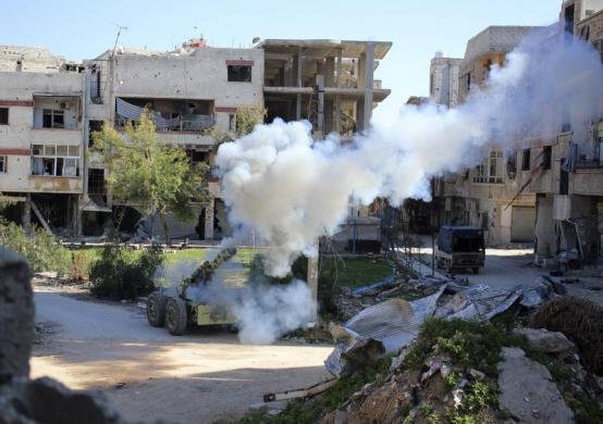 Chiến binh phiến quân nã pháo vào quân đội trung thành với chính phủ ở ngoại ô Damascus, Syria.