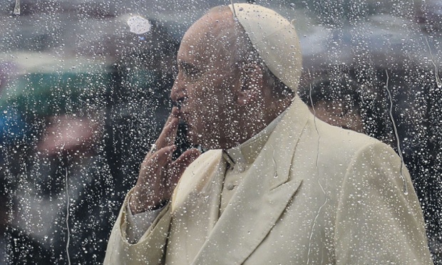 Giáo hoàng Francis gửi nụ hôn tới mọi người tập trung trên quảng trường Saint Peter ở Vatican.