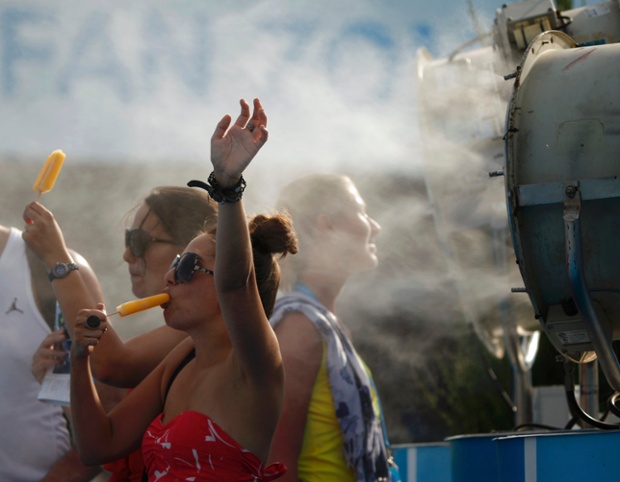 Khán giả làm mát cơ thể trước quạt hơi nước tại giải quần vợt Australia Open 2013 ở Melbourne.