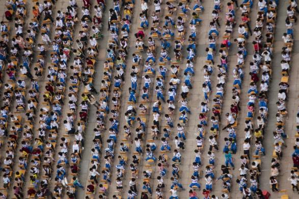 Các học sinh từ các lớp khác nhau tham gia một giờ học chung trên sân trường ở Quảng Châu, tỉnh Quảng Đông, Trung Quốc.