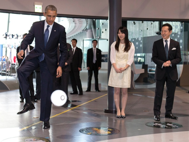 Tổng thống Mỹ Barack Obama chơi chuyền bóng với robot Asimo khi ông tham dự một sự kiện khoa học trẻ tại Bảo tàng khoa học và sáng tạo quốc gia ở Tokyo, Nhật Bản.