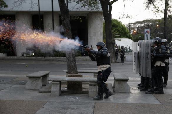 Cảnh sát bắn đạn hơi cay vào người biểu tình chống chính phủ trên quảng trường Altamira, Caracas, Venezuela.