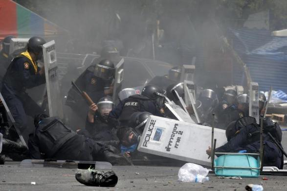 Cảnh sát Thái Lan phản ứng sau một vụ nổ trong cuộc đụng độ với người biểu tình ở Bangkok.