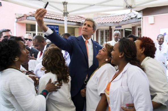 Ngoại trưởng Mỹ John Kerry chụp ảnh tự sướng với các nữ y tá trong chuyến thăm tới bệnh viện Gandhi ở Addis Ababa, Ethiopia.