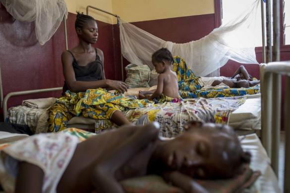 Mẹ chăm sóc con bị suy dinh dưỡng tại một bệnh viện nhi ở Bangui, CH Trung Phi.