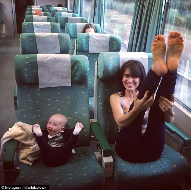 Linh hoạt: Hilaria Baldwin - vợ của nam diễn viên Alec - gần đây đã xảy ra một yoga đặt ra trên một chuyến tàu di chuyển với con gái bà Carmen