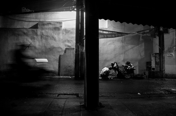 Chàng trai từ bỏ giảng đường vì niềm đam mê chụp ảnh người vô gia cư