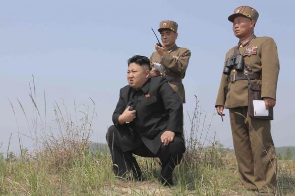 Nhà lãnh đạo Triều Tiên Kim Jong Un chỉ đạo cuộc tập trận phóng tên lửa của một đơn vị nữ pháo binh.
