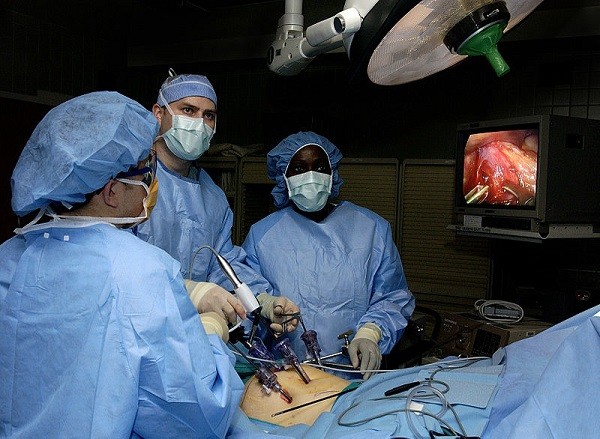 Các cách phẫu thuật cắt ghép cơ thể từ ghê rợn đến hiện đại 8