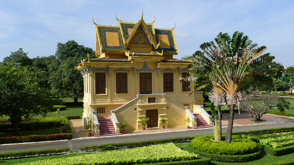 Điện Hor Samran Phirun từng là nơi nghỉ ngơi, thư giãn của Quốc vương và là nơi ông đợi để cưỡi voi trong các dịp lễ của Hoàng gia. Ngày nay, điện này là nơi cất giữ nhạc cụ, đạo cụ biểu diễn cũng như trưng bày quà tặng của các nhà lãnh đạo trên thế giới tặng cho Quốc vương và Hoàng gia Campuchia. 