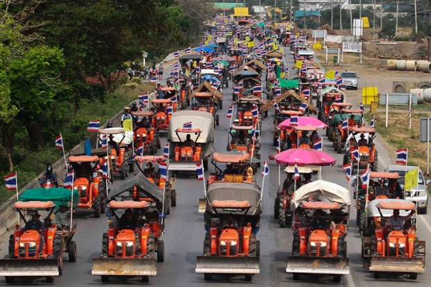 Hơn 1.000 nông dân lái xe kéo tham gia biểu tình và phong tỏa đường phố ở thủ đô Bankok, Thái Lan.