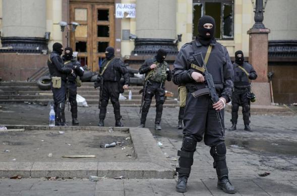 Lực lượng đặc nhiệm Ukraine đeo mặt nạ đứng bảo vệ bên ngoài tòa nhà thị chính ở thành phố Kharkiv.