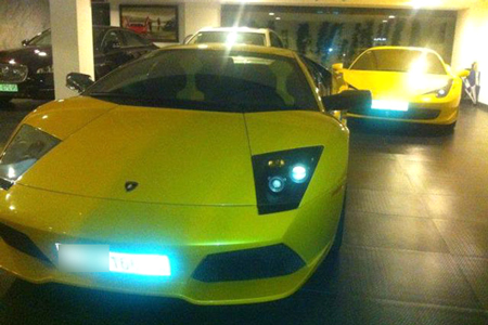 Lamborghini Murcielago màu vàng và đằng sau là Ferrari 458 italia màu vàng, Jaguar XJL của vợ, Rolls-Royce Ghost của Cường Đô La dùng khi cả gia đình lướt phố.