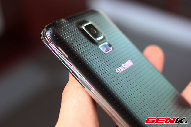 Cận cảnh Galaxy S5 tại Việt Nam: Sự kết hợp giữa Galaxy Note 3 và Galaxy S4