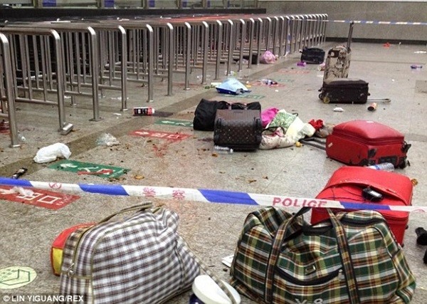 Xác người nằm la liệt trong cuộc tấn công đẫm máu tại ga Trung Quốc 10