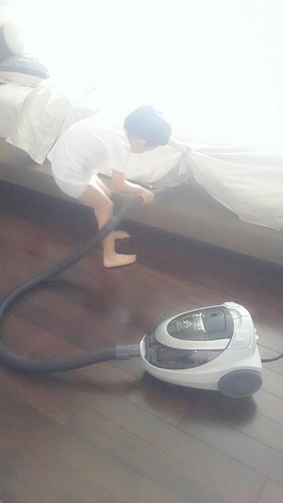Subeo cặm cụi tự dọn dẹp phòng vào buổi sáng
