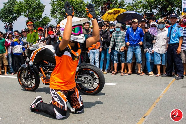 Tay đua người Malaysia vái lạy khán giả Việt