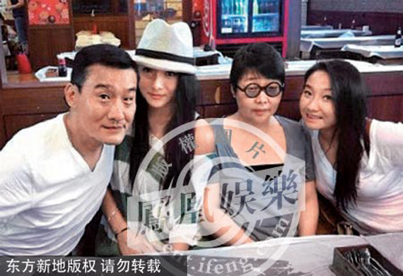 Hình ảnh hiếm hoi mới được tiết lộ của gia đình tài tử Lương Gia Huy.