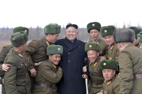 Nhà lãnh đạo Triều Tiên Kim Jong Un cười tươi khi đứng chụp ảnh cùng những sĩ quan chỉ huy tại một đơn vị quân đội ở Bình Nhưỡng.