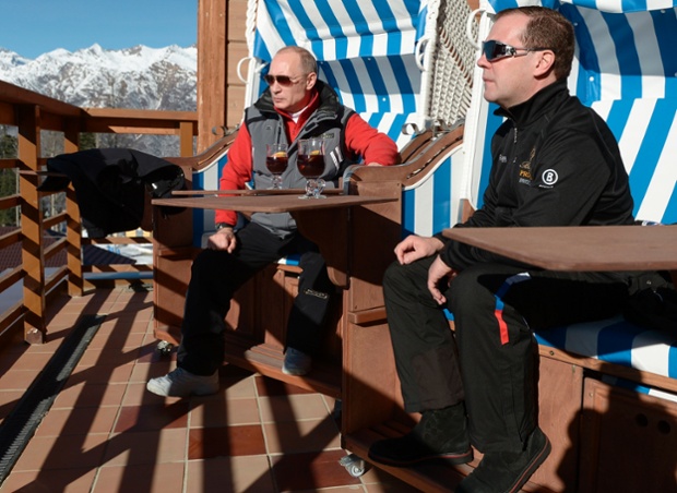Thủ tướng Dmitry Medvedev và Tổng thống Vladimir Putin thưởng thức rượu sau khi trượt tuyết tại khu nghỉ dưỡng Krasnaya Polyana gần Sochi, Nga.