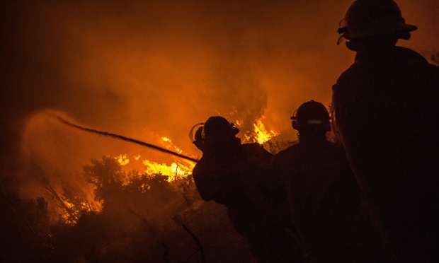 Các nhân viên cứu hỏa cố gắng dập tắt một đám cháy rừng ở Angol, Chile.