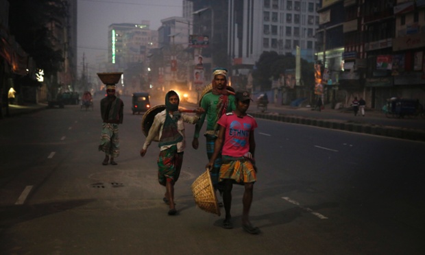 Những người lao động phổ thông đi kiếm việc làm từ sáng sớm ở Dhaka, Bangladesh.