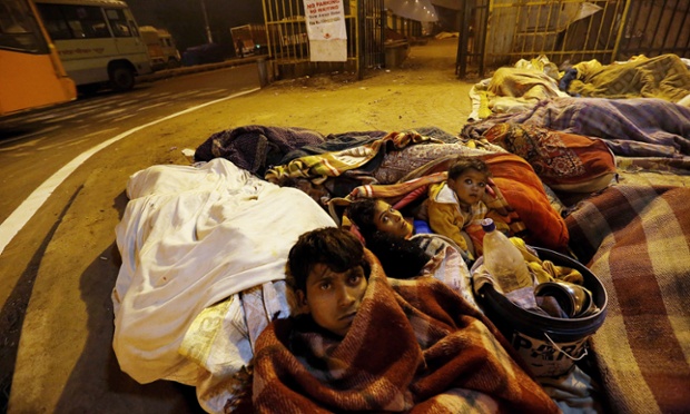 Các công nhân nhập cư ngủ dưới gầm cầu vượt trong trời lạnh giá ở New Delhi, Ấn Độ.