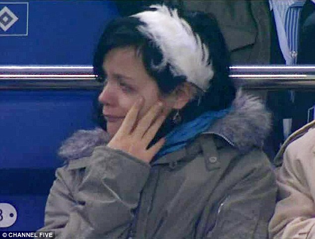  	Ngôi sao nhạc Pop, Lilly Allen, khóc khi Atletico Madrid đánh bại Fulham ở Chung kết Europa League 2010