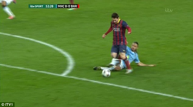 Demichelis phạm lỗi với Messi từ ngoài vùng cấm địa