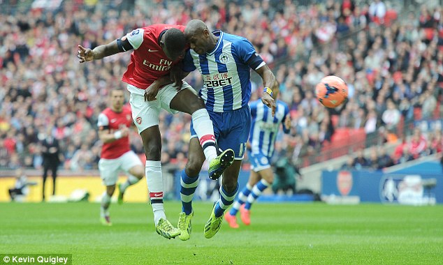 Emmerson Boyce và Yaya Sanogo va chạm