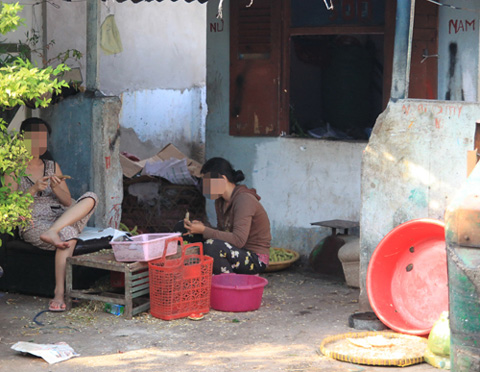 Rùng mình toàn món khoái khẩu sản xuất, bán ngay cạnh hố phân 11