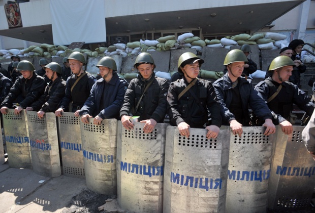 Cảnh sát Ukraine đứng bảo vệ lối vào tòa nhà thị chính ở thành phố miền đông Mariupol.