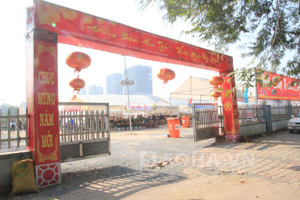 Điểm bán hoa tết nằm trên đường Le Văn Lương